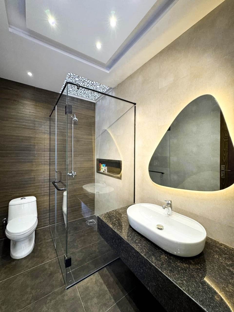 Location Aver land kanal barki road Three bedrooms Tv loung Drawing room Serven quarter