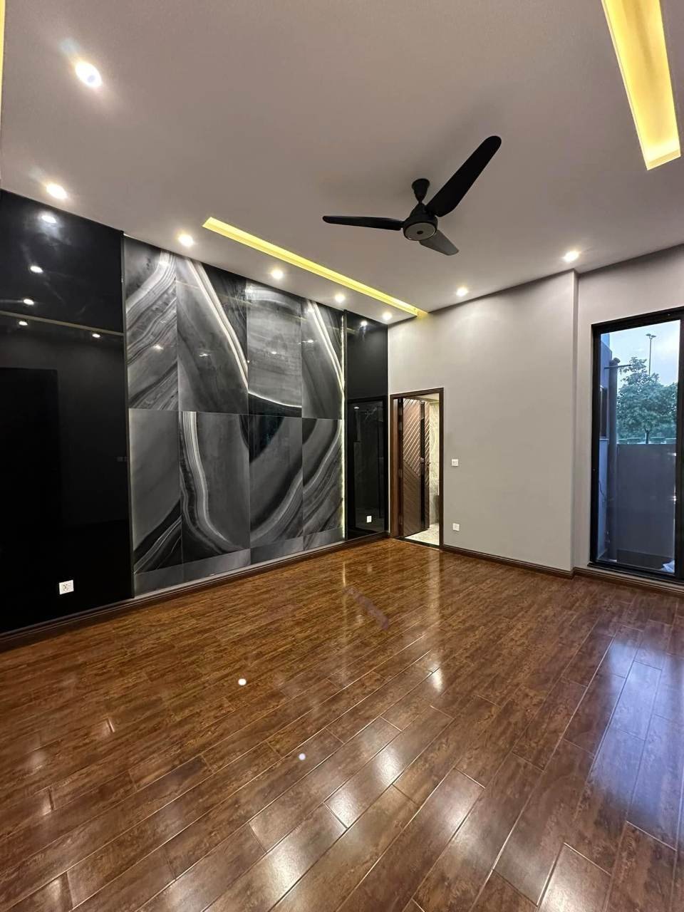 10 Marla House Available For Rent In Johar Block Sector E Bahria Town Lahore