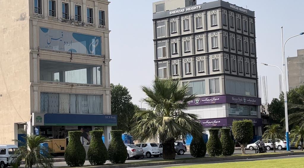 Full building with modern elevation for rent total near grand masjid Bahria town Lahore