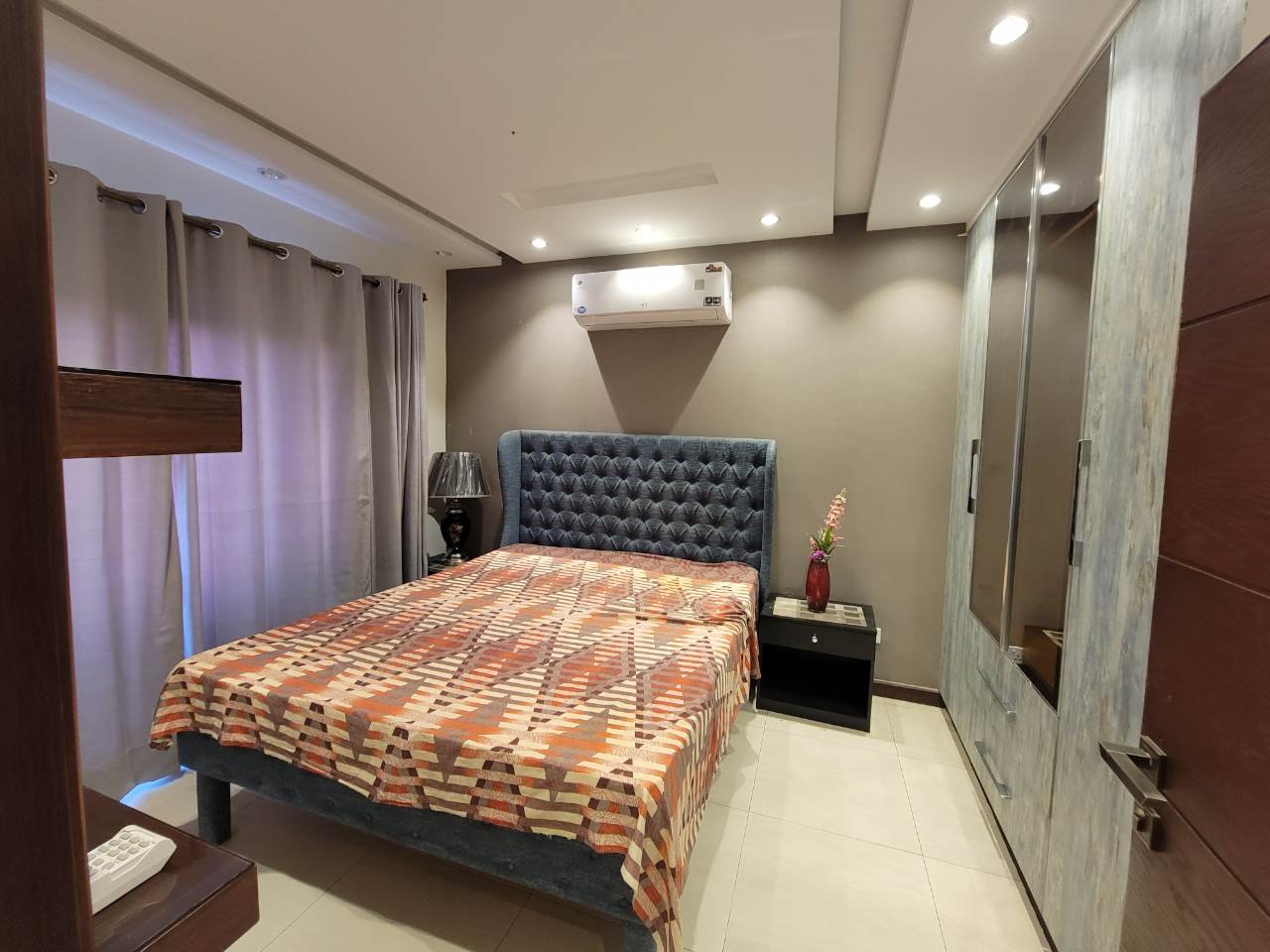 LUXURIOUS FURNISHED PARK FACING APARTMENT FOR SALE AT HOT LOCATION OF BAHRIA TOWN