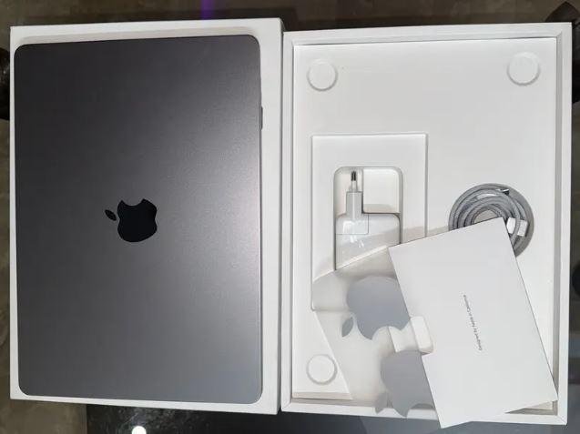 Apple MacBook Air M2 2022 for Sale – 8GB RAM / 256GB SSD – Excellent Condition