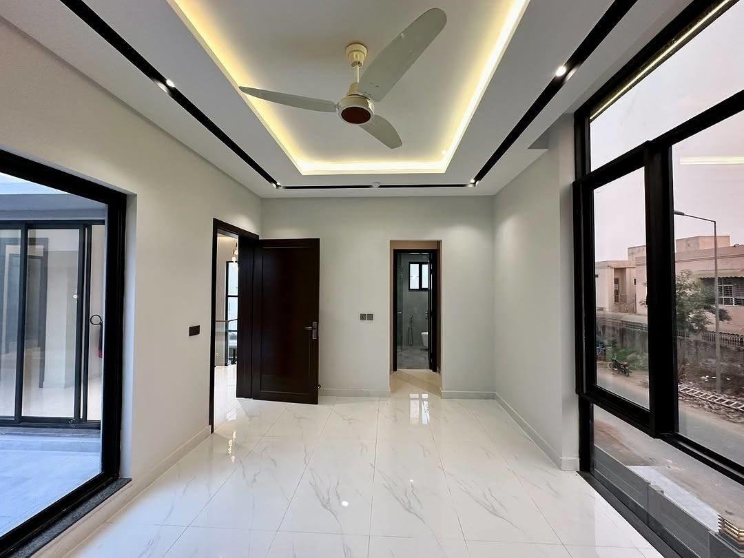 10 Marla Luxury House on Installments for Sale in Park View City Lahore