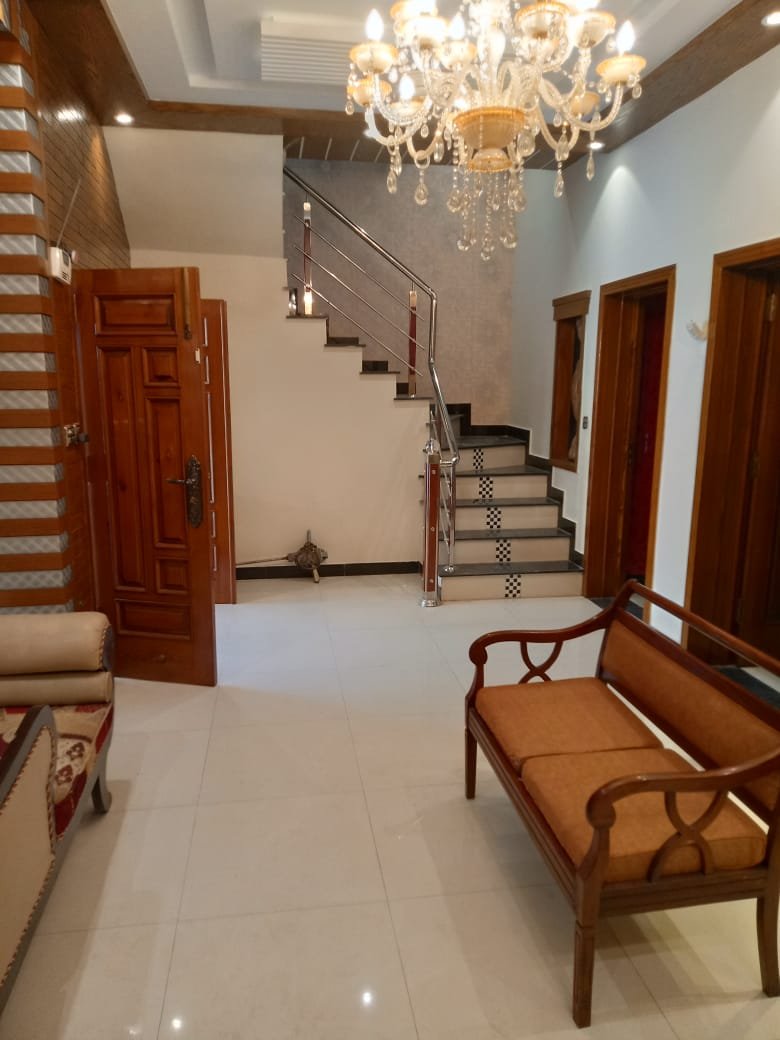 LUXURY LIKE NEW 7 MARLA HOUSE ON 100 FEET ROAD LOCATED CENTRAL PARK