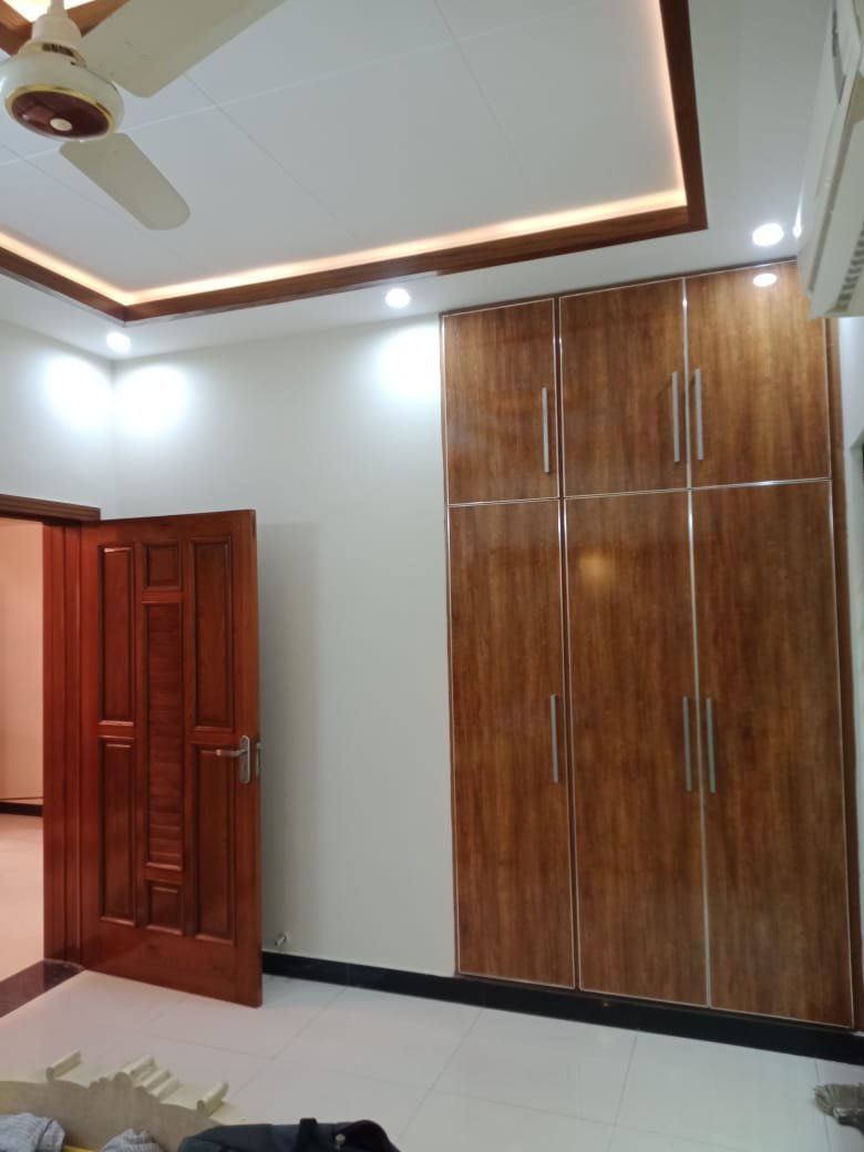 LUXURY LIKE NEW 7 MARLA HOUSE ON 100 FEET ROAD LOCATED CENTRAL PARK