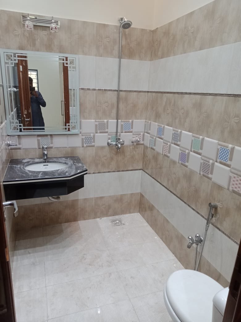 LUXURY LIKE NEW 7 MARLA HOUSE ON 100 FEET ROAD LOCATED CENTRAL PARK