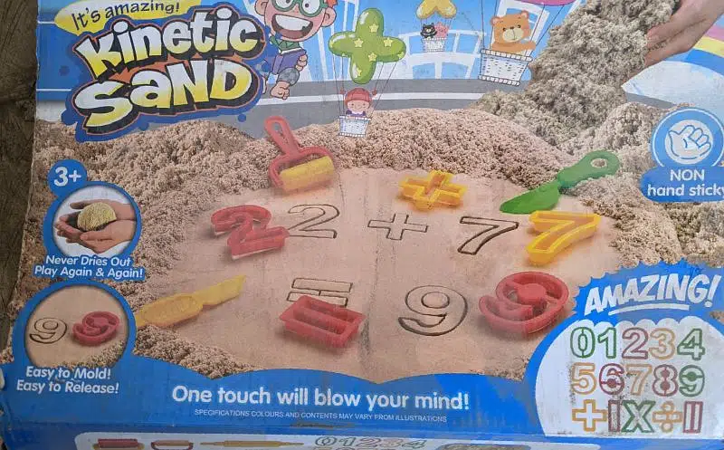 sand game ha different colors ki sand ha hand gndy ni hoty is sa